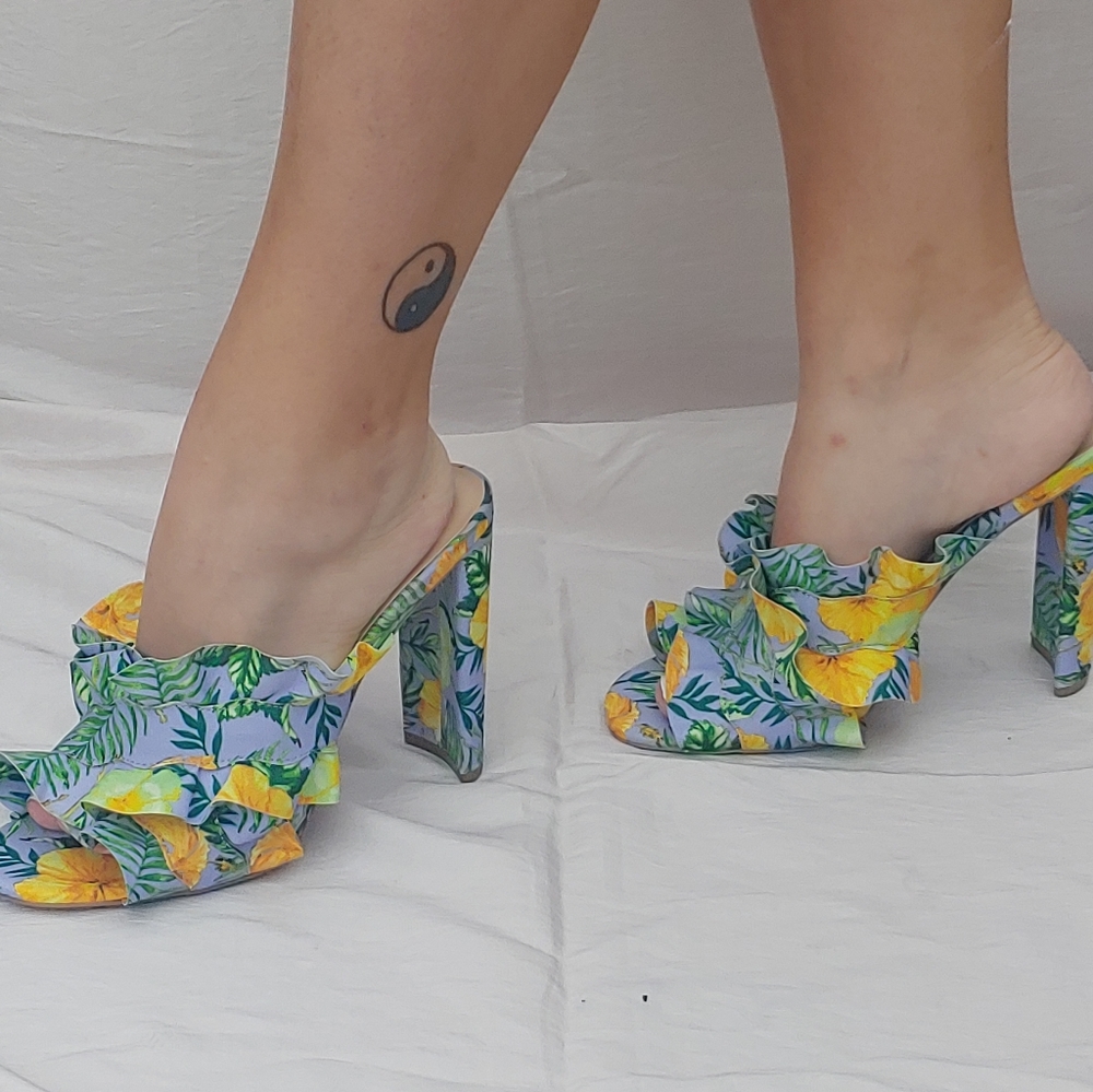 Women's Floral Pattern Heels - Picture 7 of 7